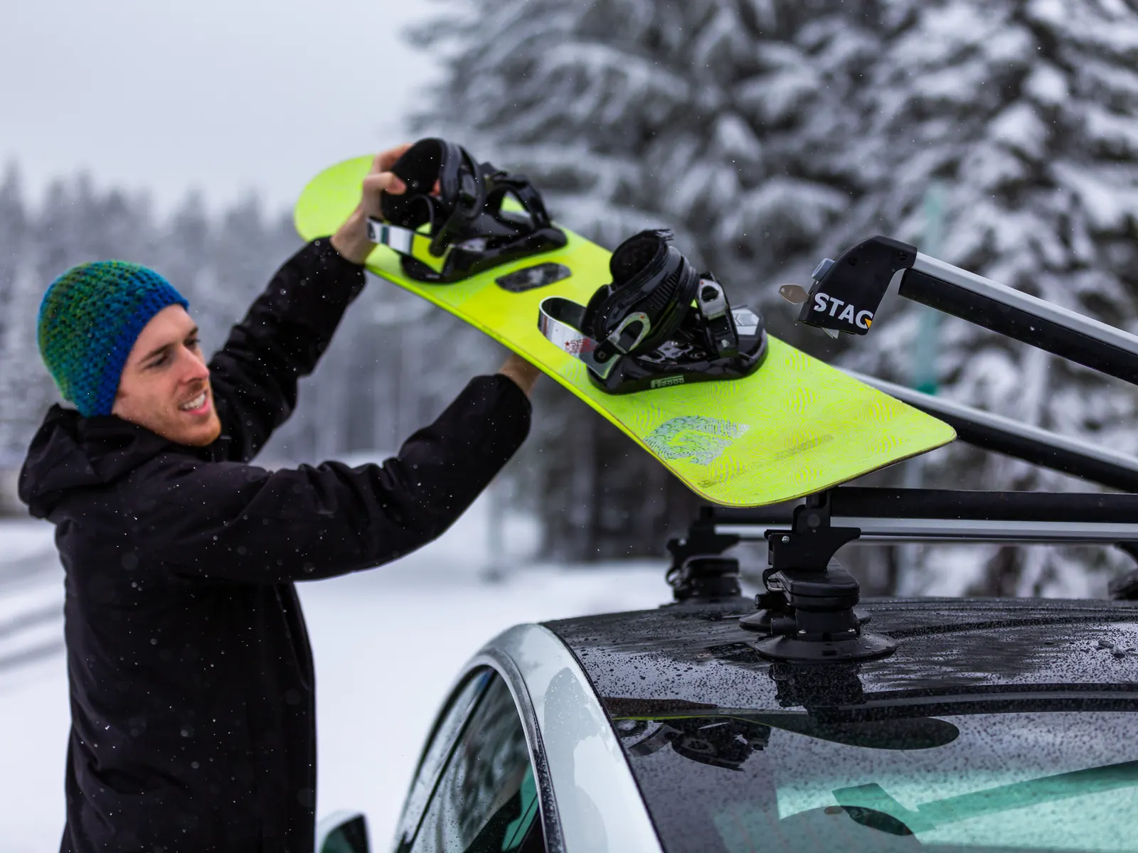 Mounting a snowboard on the STAG ski rack